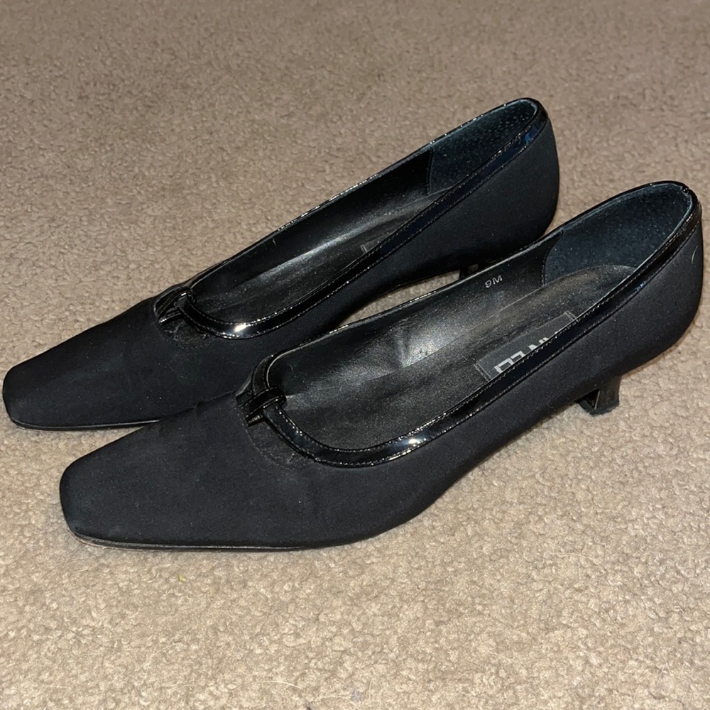 Van Eli black pumps black patent trim, square kitten like heel, size 9